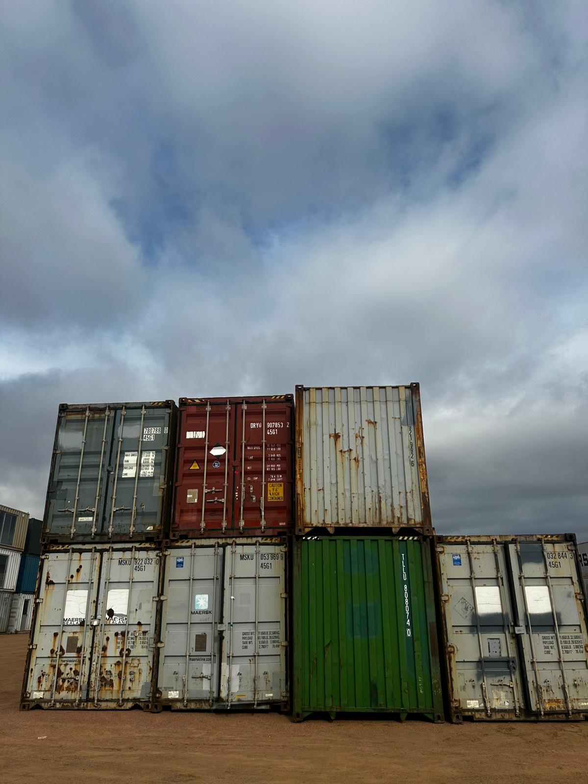 Pila de contenedores variados, aptos para ventanas