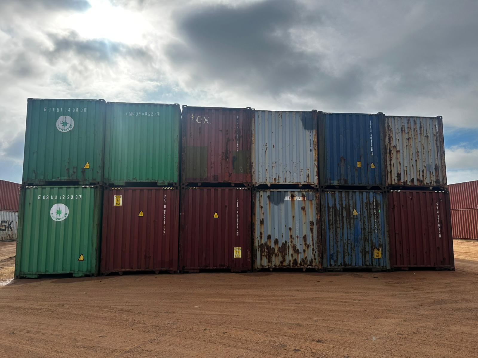Contenedores marítimos en el predio de SRContainers, listos para entrega