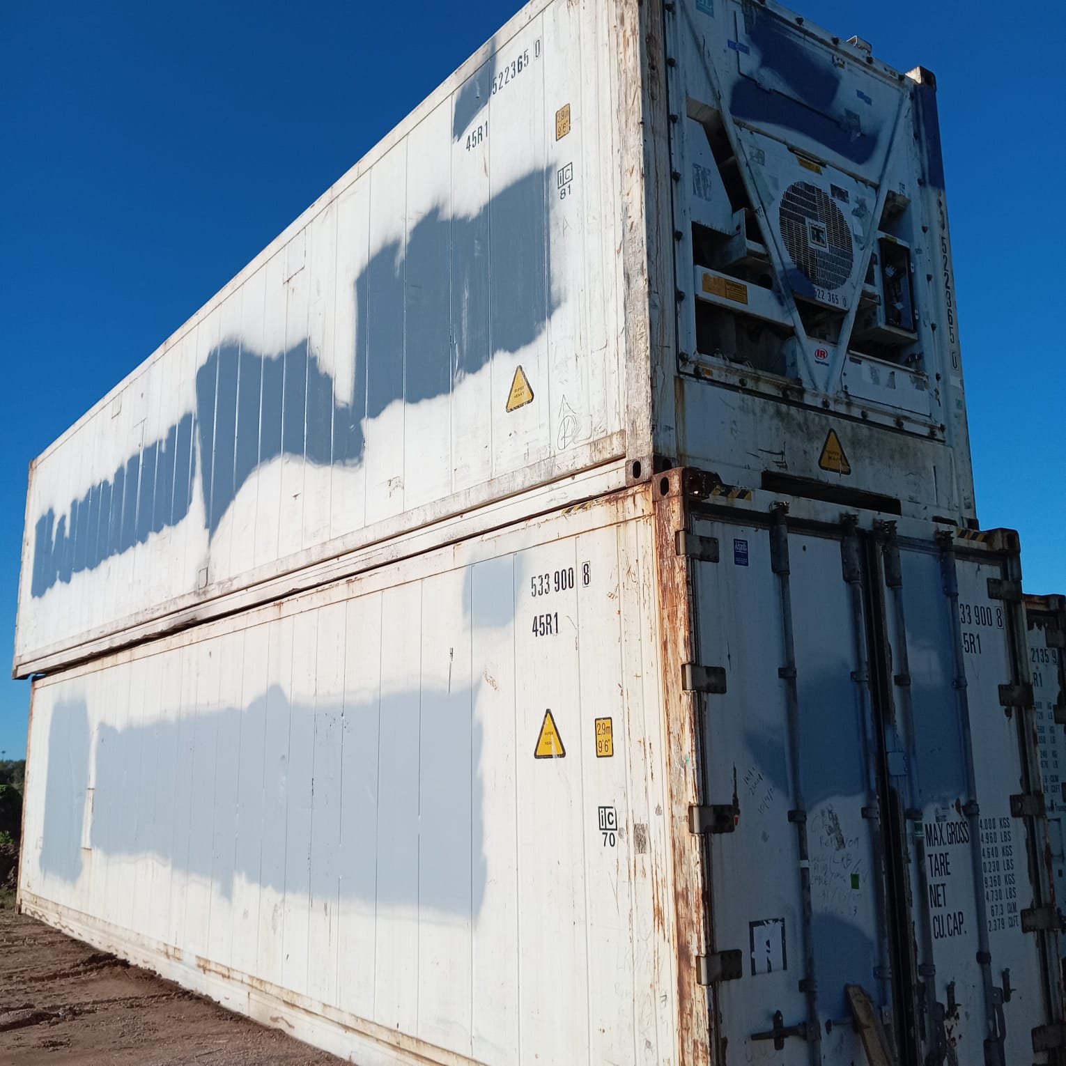 Contenedores NOR (Non Operating Reefer) apilados