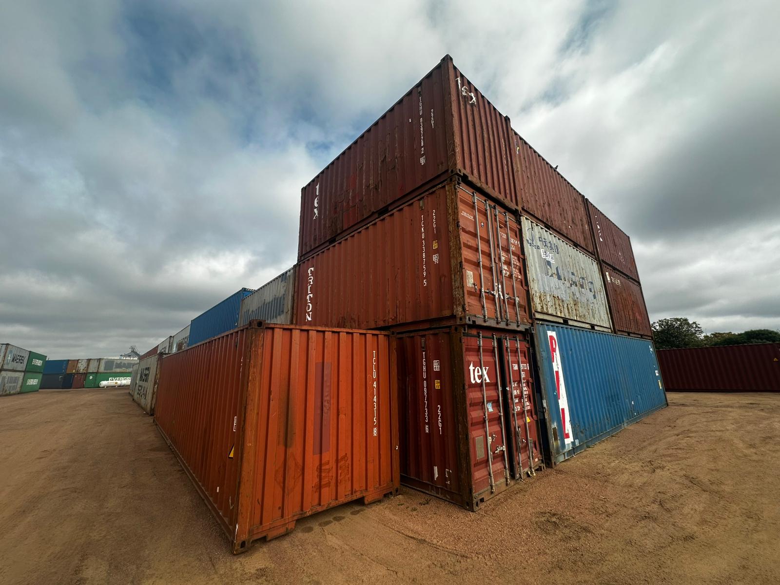 Predio de SRContainers con diversos contenedores apilados