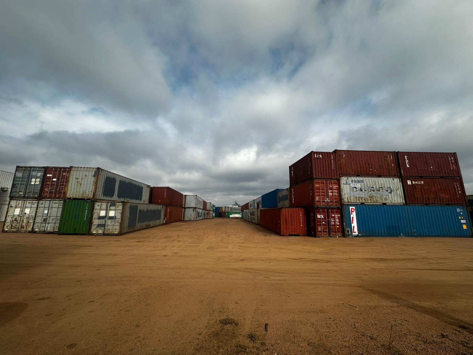 Contenedores apilados genéricos para proyectos a medida